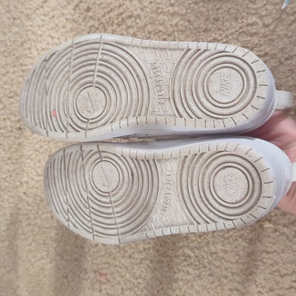 Kids Nike Ebernon low, good condition needs a wash. Size 12. - Picture 9 of 10
